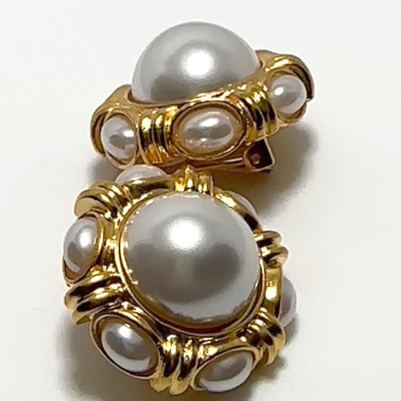 KENNETH JAY LANE, PEARL CABOCHON ROUND BUTTON GOLD CLIP EARRING WITH PEARLS ALL - Picture 3 of 8